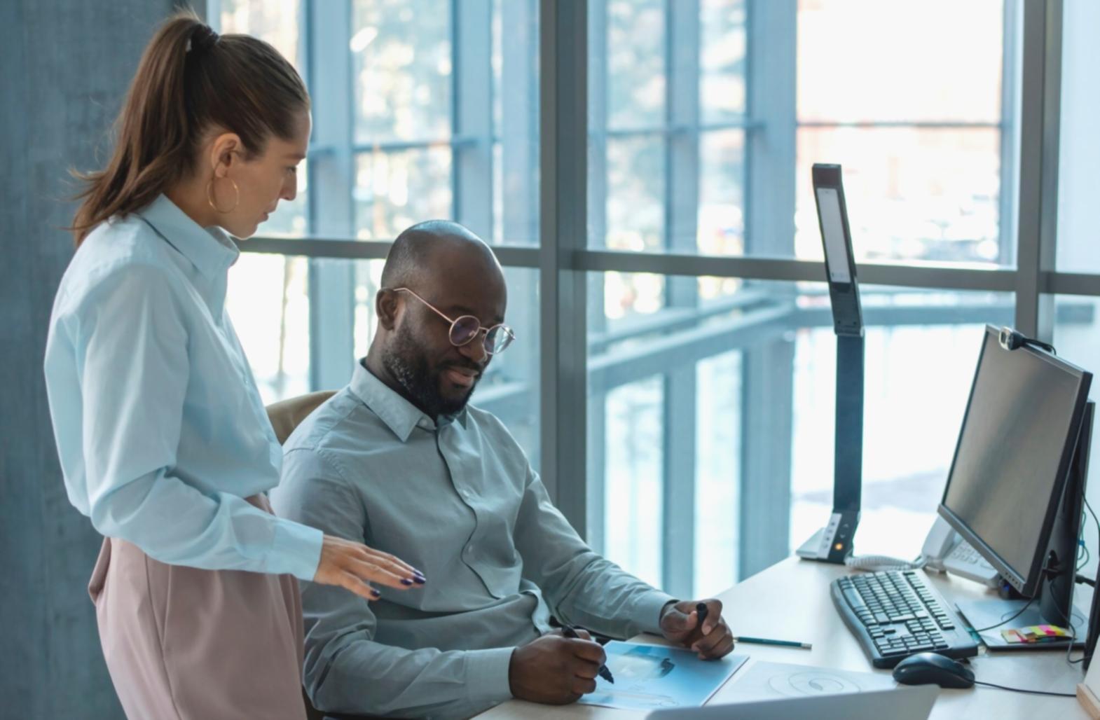 Arbeitsplatz mit verschiedenen Make-up-Werkzeugen und Materialien
