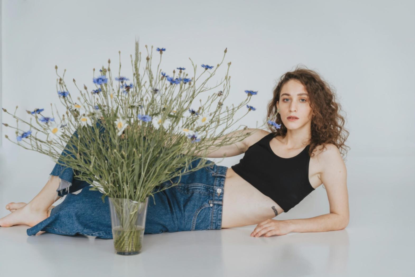 Arbeitsplatz mit professionellen Makeup-Materialien und Werkzeugen